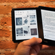 A la izquierda, el Kindle Oasis, a la derecha, el Voyage.